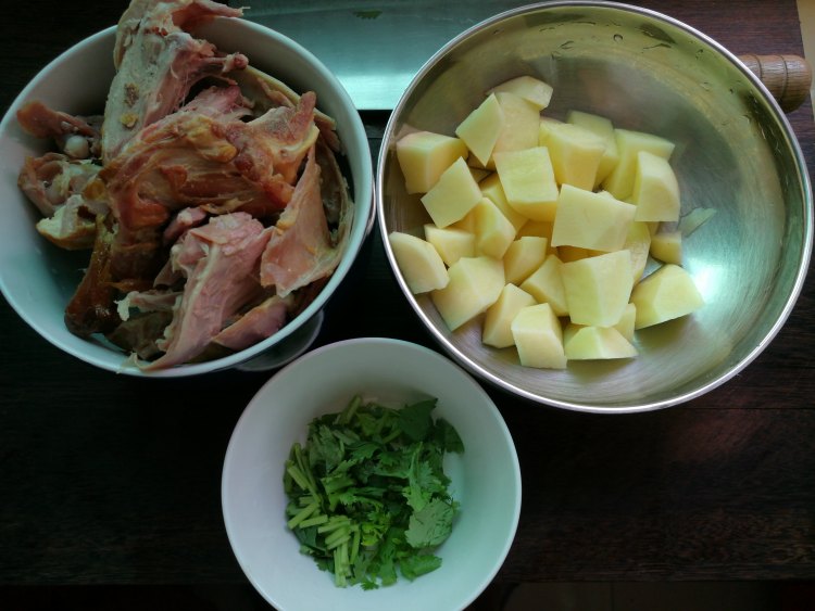 土豆炖鸭架步骤1