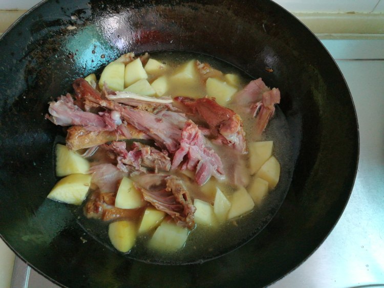 土豆炖鸭架步骤6