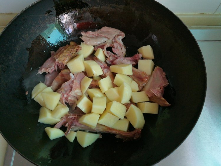 土豆炖鸭架步骤4