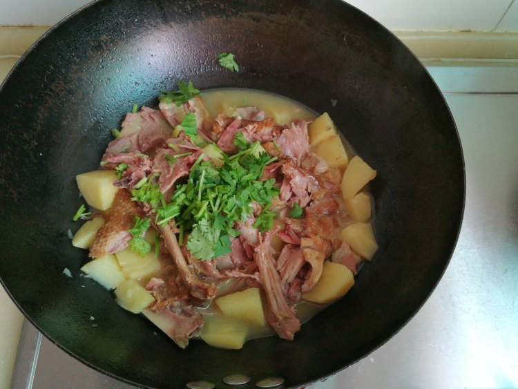 土豆炖鸭架步骤8