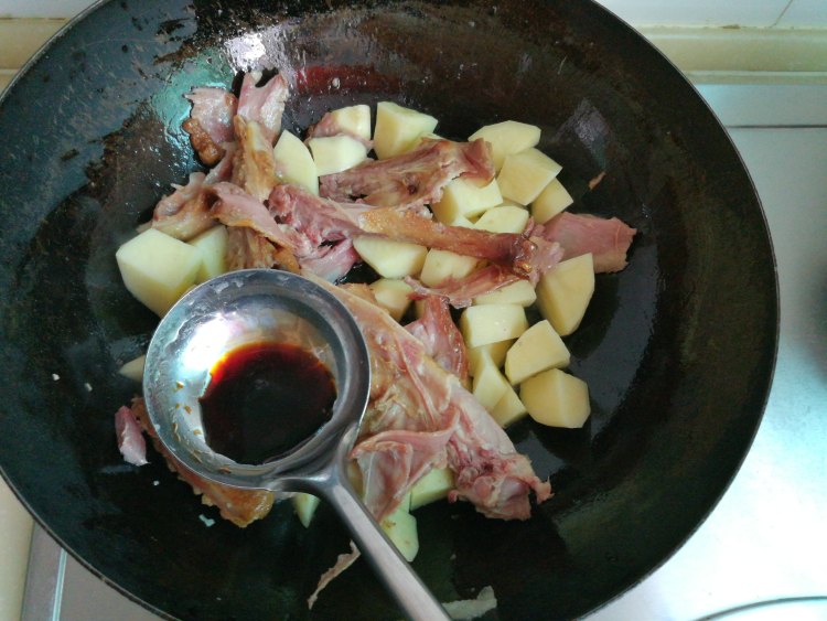 土豆炖鸭架步骤5