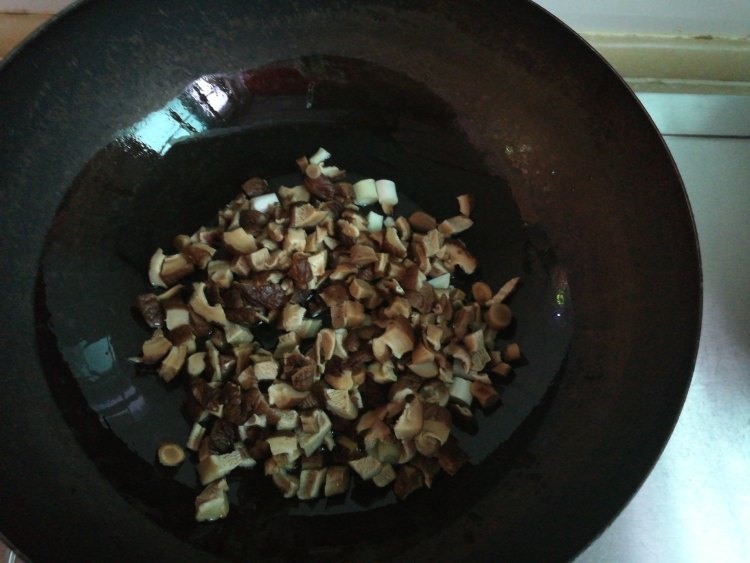 毛豆香菇炒鸭丁步骤2
