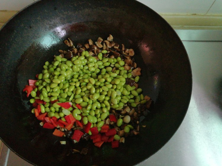 毛豆香菇炒鸭丁步骤3