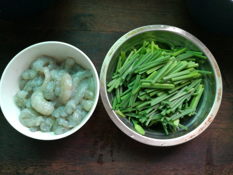 韭苔虾仁步骤1