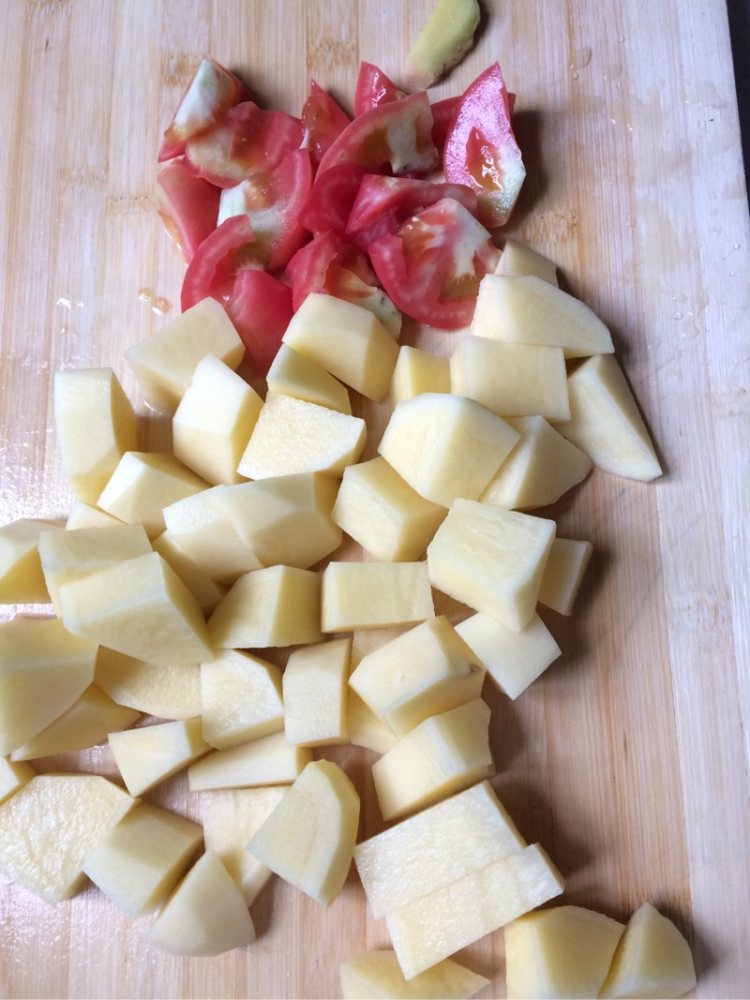西红柿牛肉炖土豆步骤1