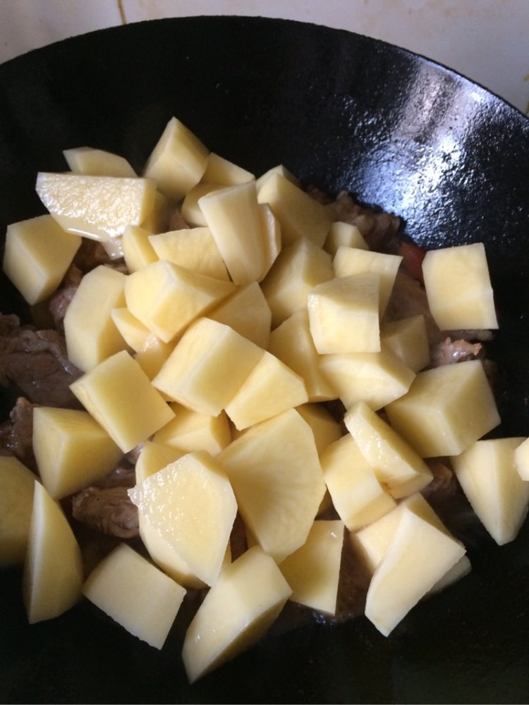 西红柿牛肉炖土豆步骤5
