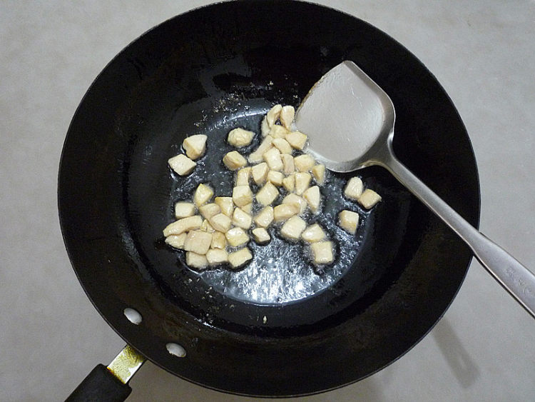 宫爆杏鲍菇鸡丁步骤8