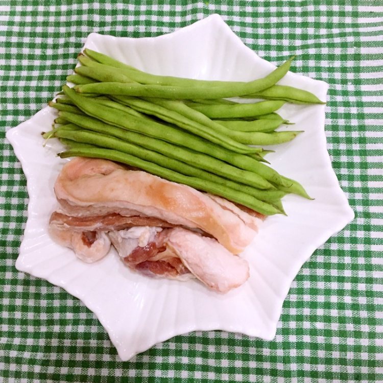 五花肉炒四季豆步骤1