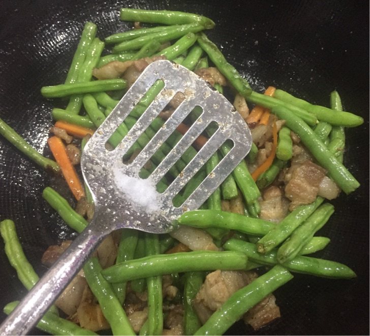 五花肉炒四季豆步骤7
