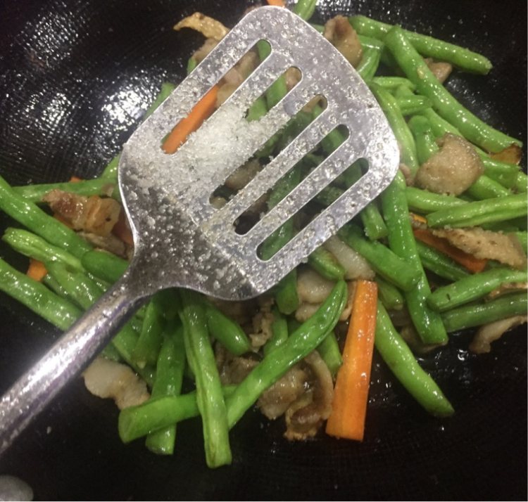 五花肉炒四季豆步骤6