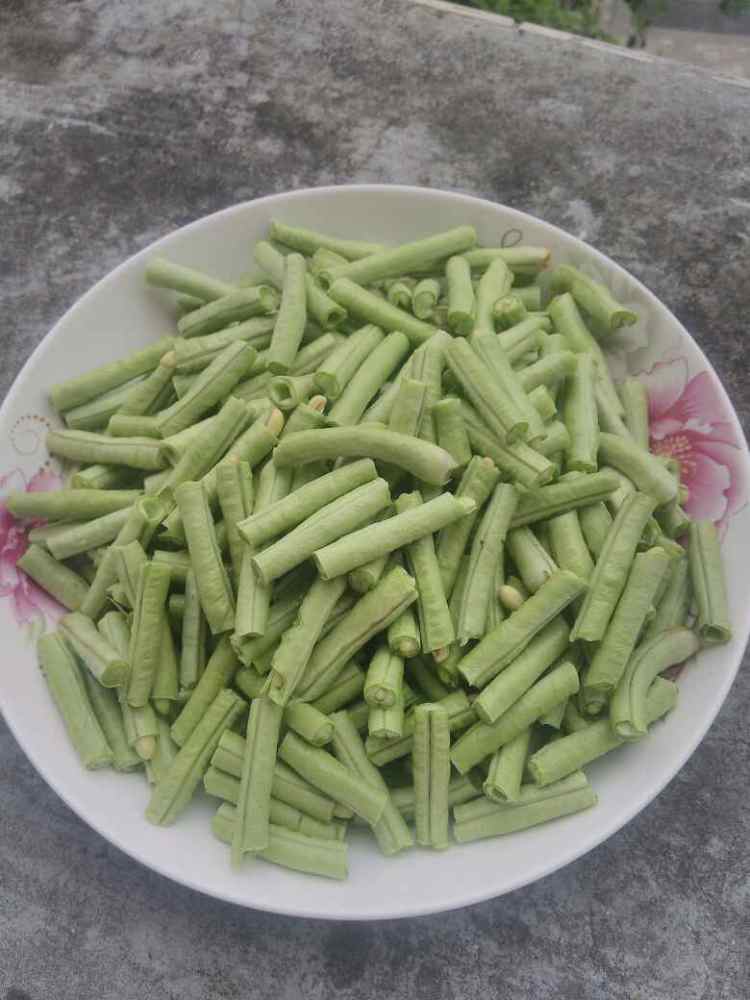 豆角炒肉步骤1