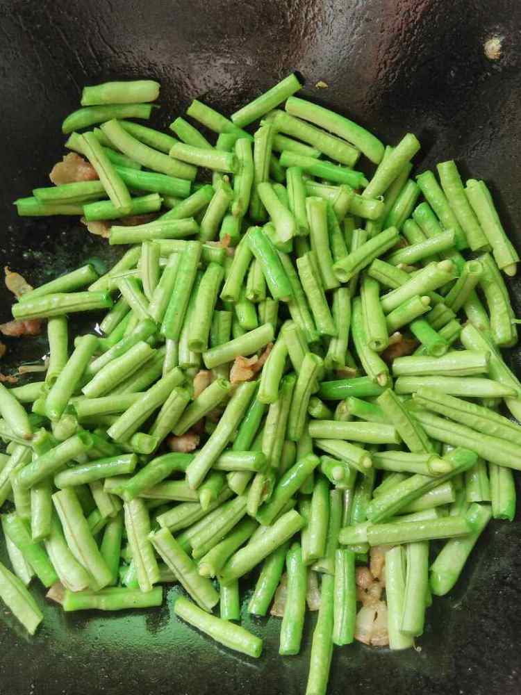 豆角炒肉步骤6