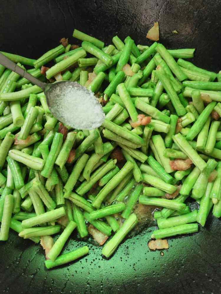 豆角炒肉步骤7