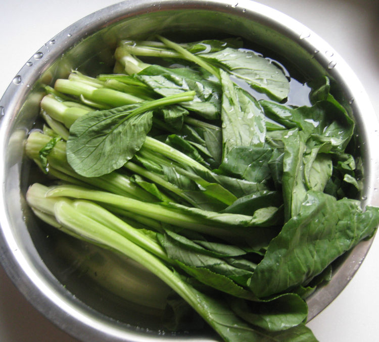 油菜炒鸡肉肠步骤1