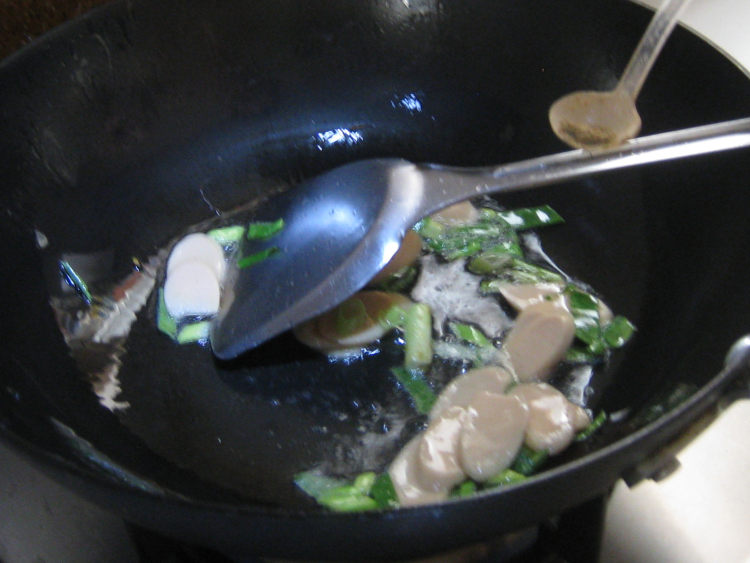 油菜炒鸡肉肠步骤7