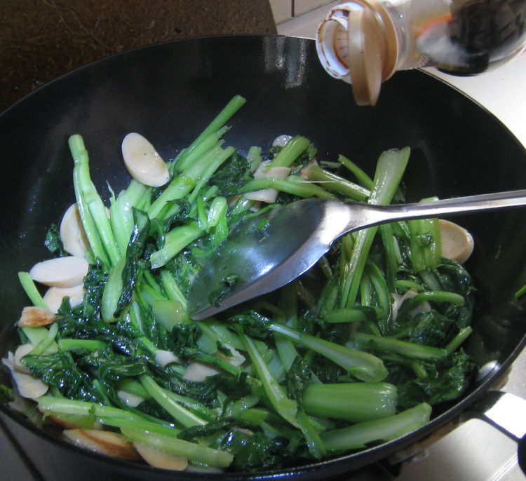 油菜炒鸡肉肠步骤9
