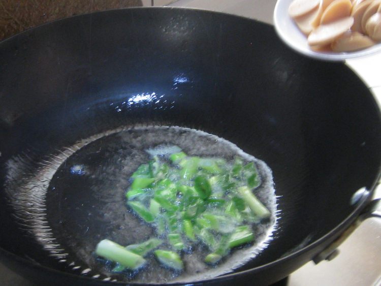 油菜炒鸡肉肠步骤6
