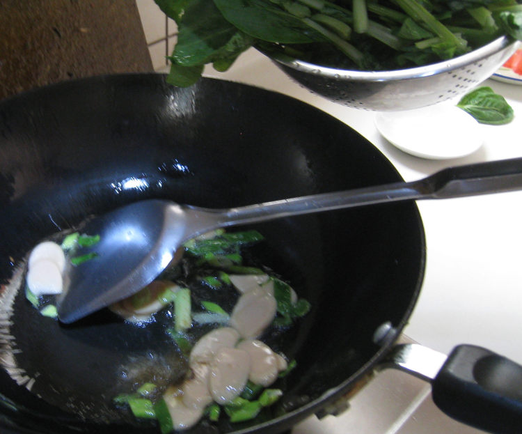 油菜炒鸡肉肠步骤8