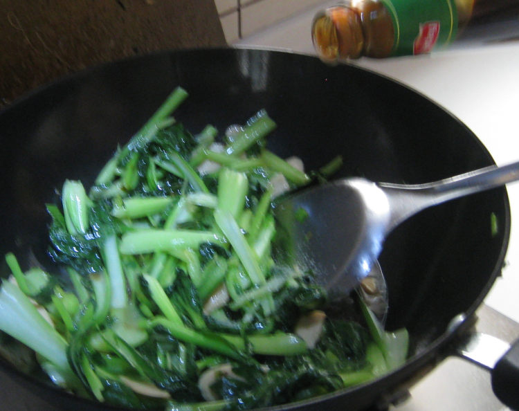 油菜炒鸡肉肠步骤11