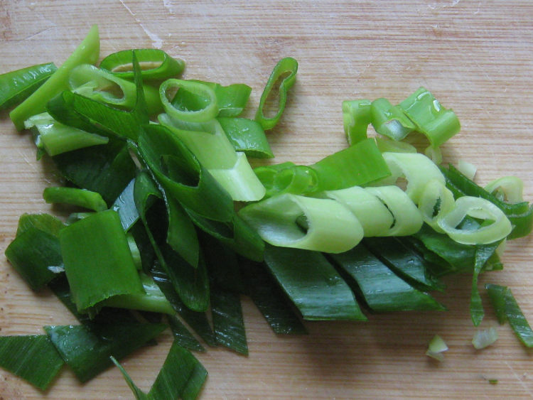 油菜炒鸡肉肠步骤4