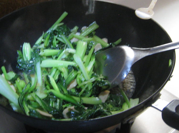 油菜炒鸡肉肠步骤10