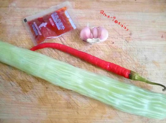 白灼莴笋步骤1