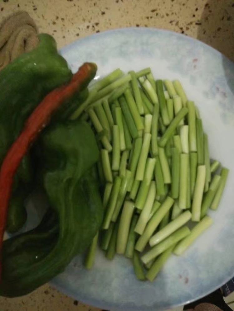 蒜苔炒鸡步骤2