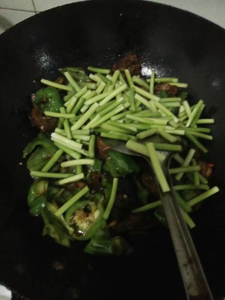 蒜苔炒鸡步骤9