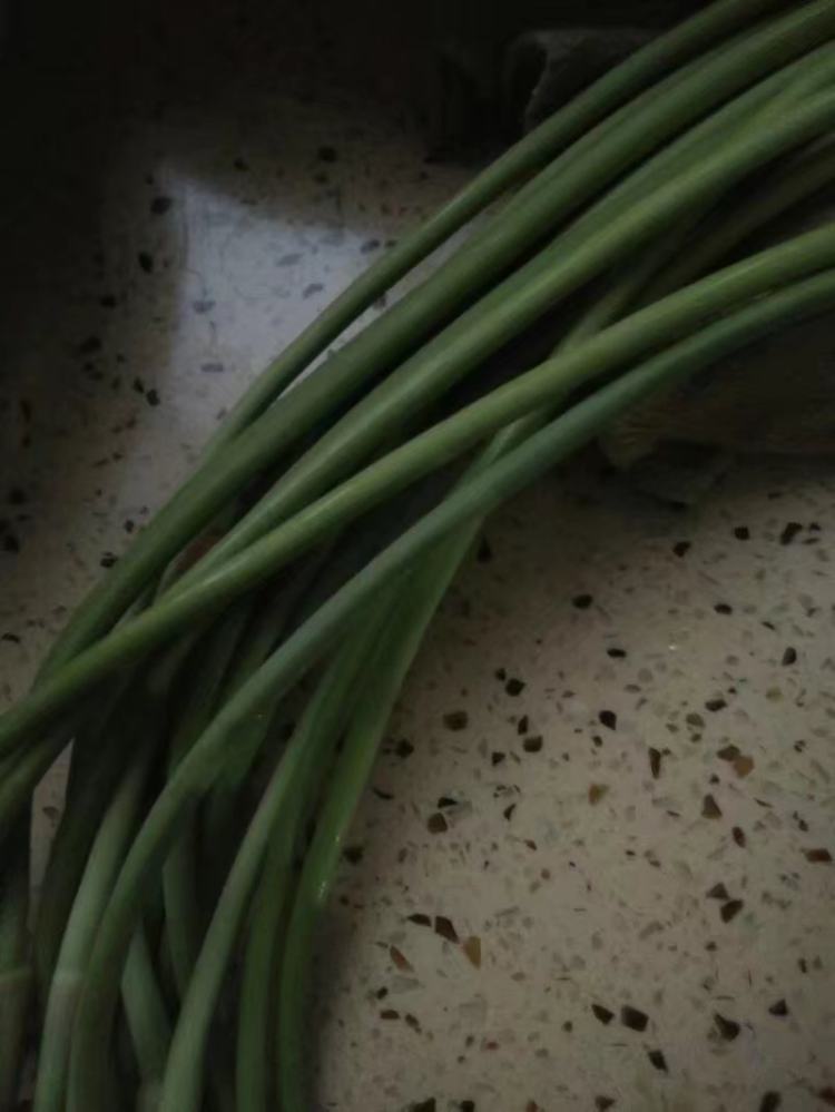 蒜苔炒鸡步骤1