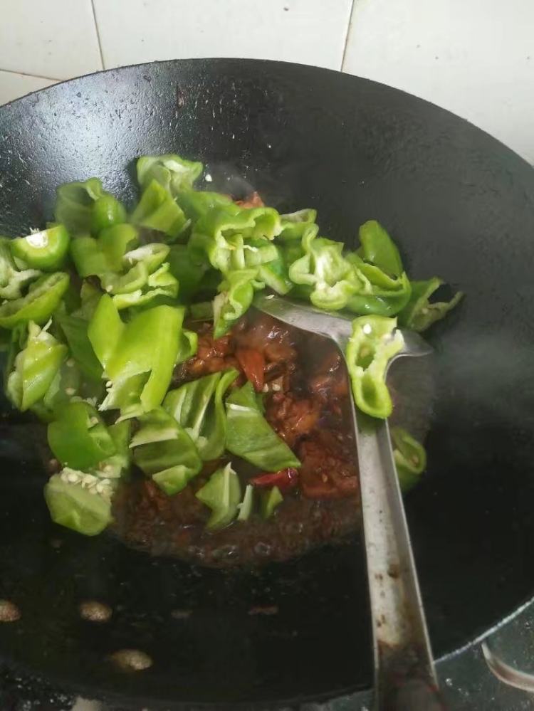 青椒炒鸡步骤8