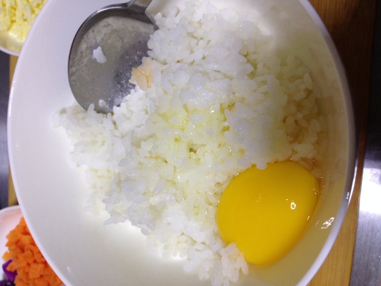 北极虾芝士菠萝焗饭步骤2