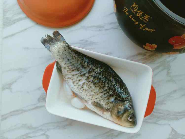 冬瓜鲫鱼汤步骤1
