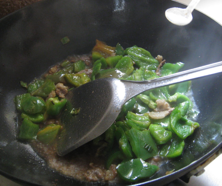 青椒炒肉步骤9
