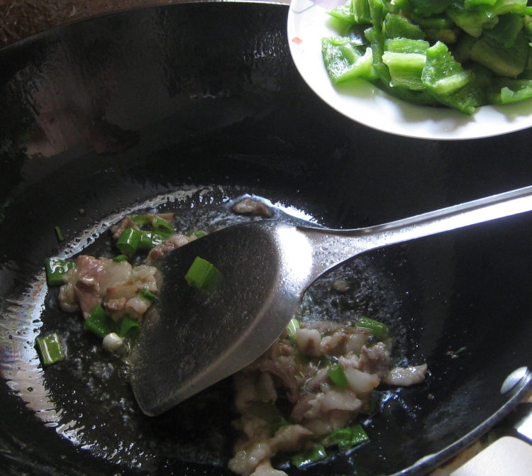 青椒炒肉步骤6