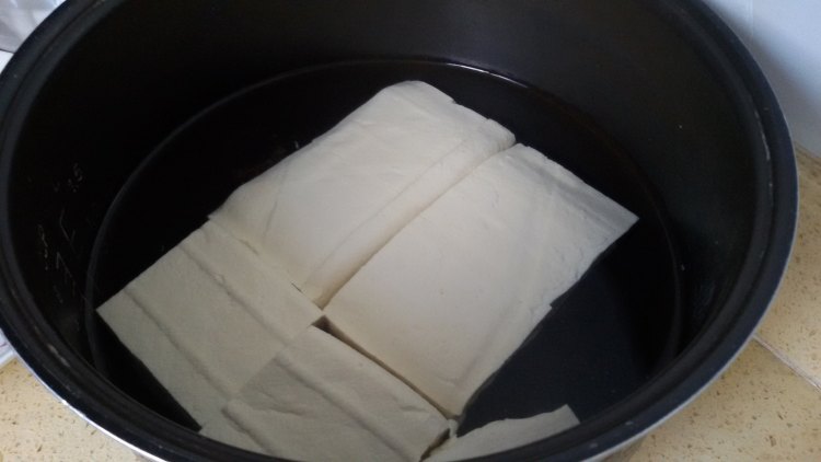 椒香豆豉豆腐锅步骤2