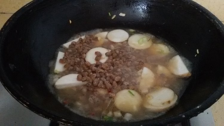 农家椒香豆豉烧芋艿步骤6