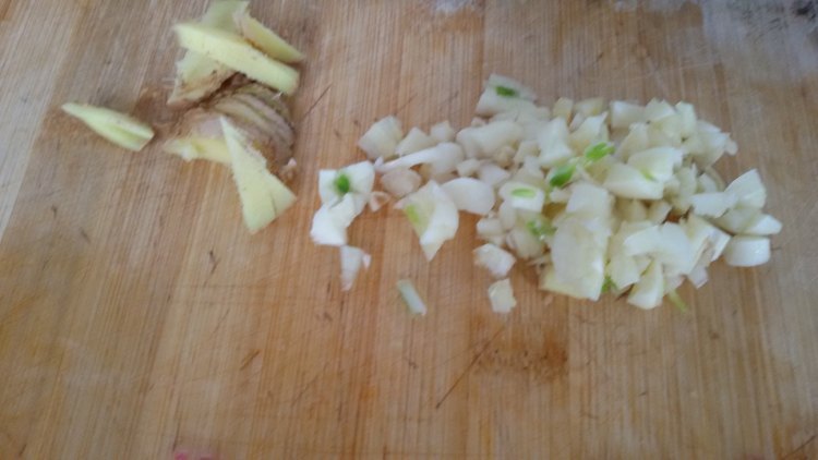 杏鲍菇炒炖肉步骤2