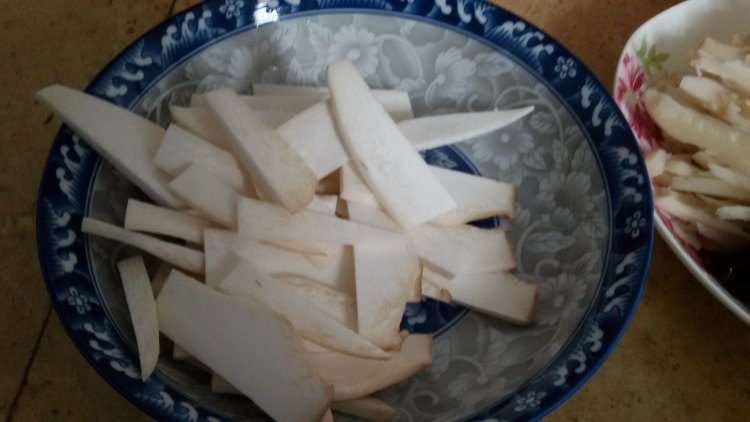杏鲍菇炒炖肉步骤3