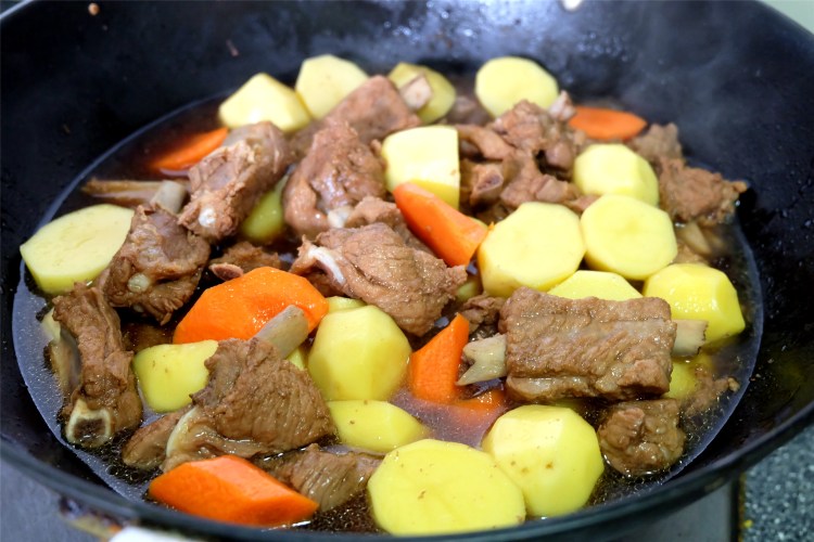 土豆胡萝卜炖排骨步骤9
