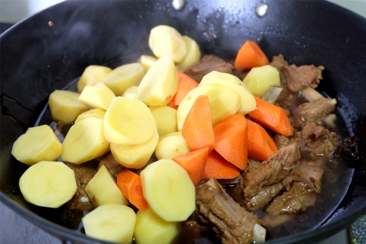 土豆胡萝卜炖排骨步骤8