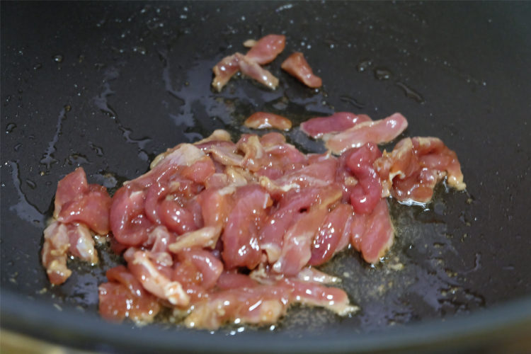 香菇豆豉苦瓜炒肉步骤3