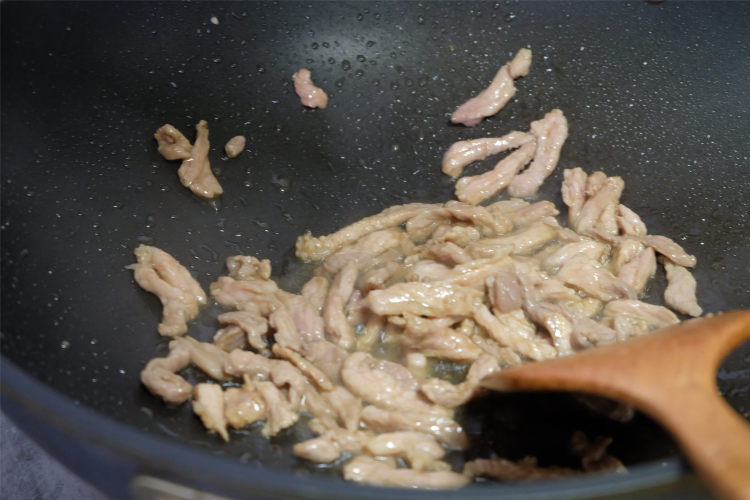 香菇豆豉苦瓜炒肉步骤4