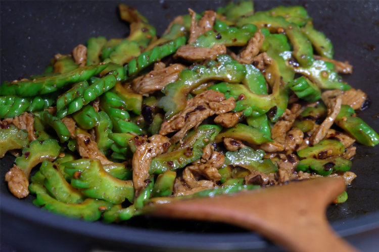 香菇豆豉苦瓜炒肉步骤7