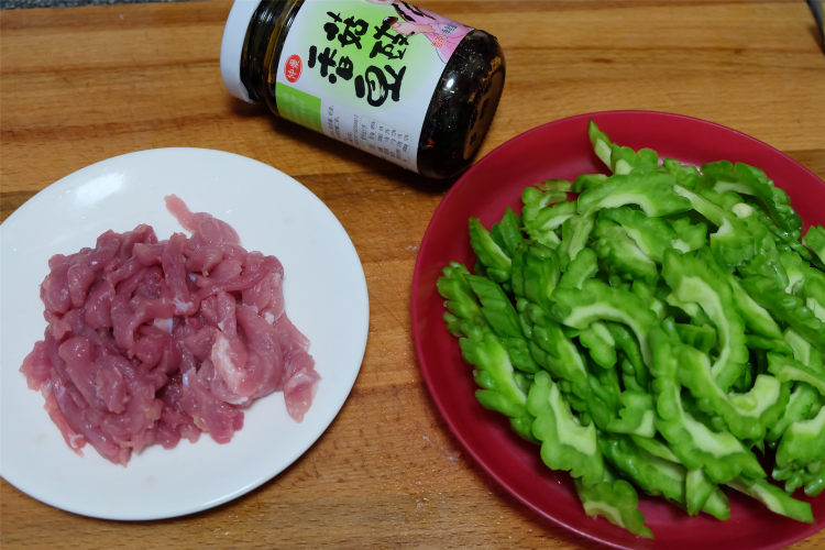 香菇豆豉苦瓜炒肉步骤1