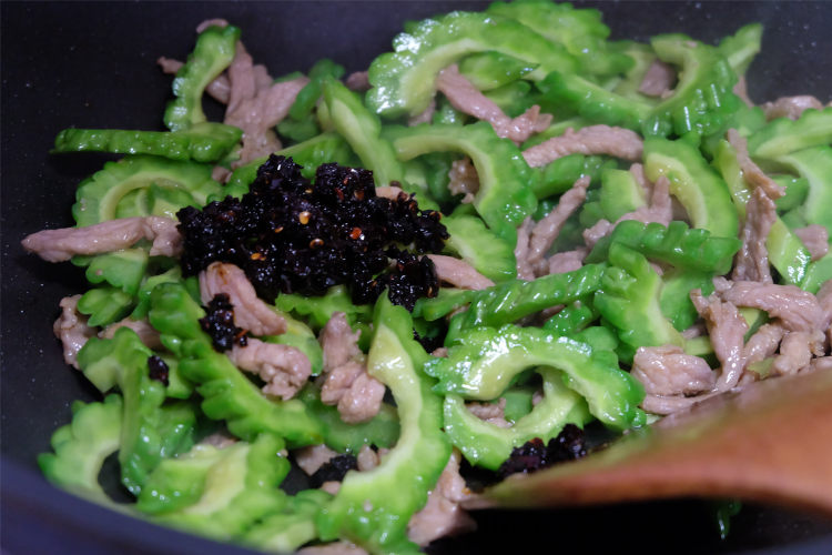 香菇豆豉苦瓜炒肉步骤6