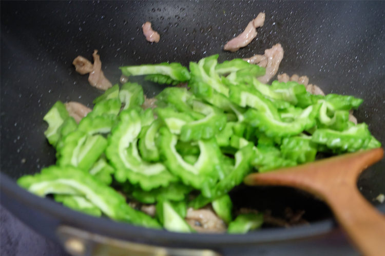 香菇豆豉苦瓜炒肉步骤5