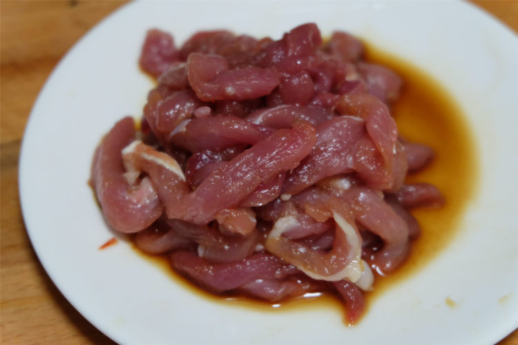 香菇豆豉苦瓜炒肉步骤2