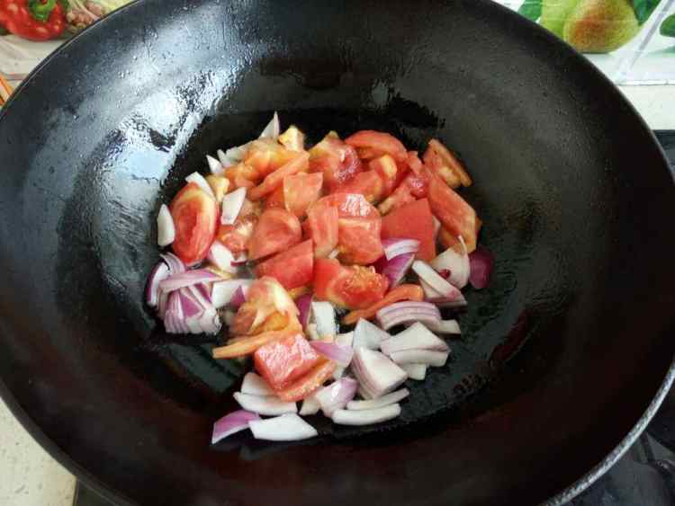 西红柿土豆大骨汤步骤3