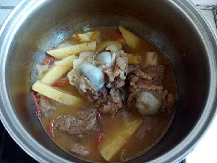 西红柿土豆大骨汤步骤6