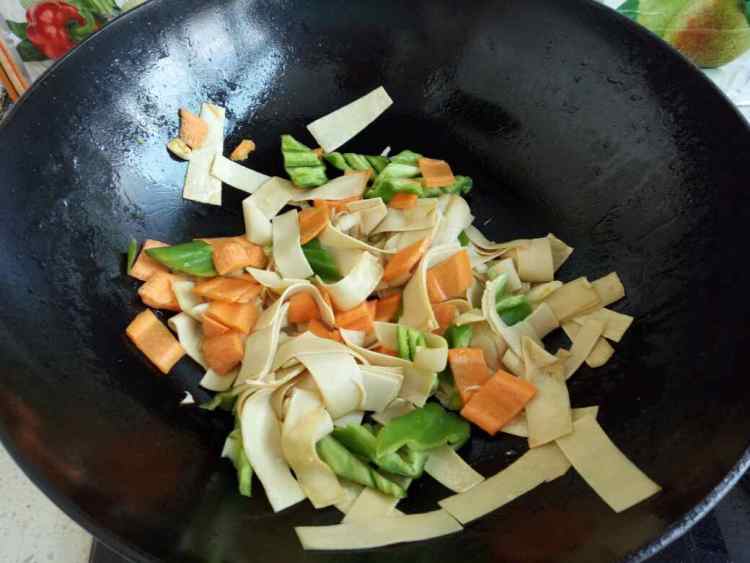 尖椒炒干豆腐步骤4